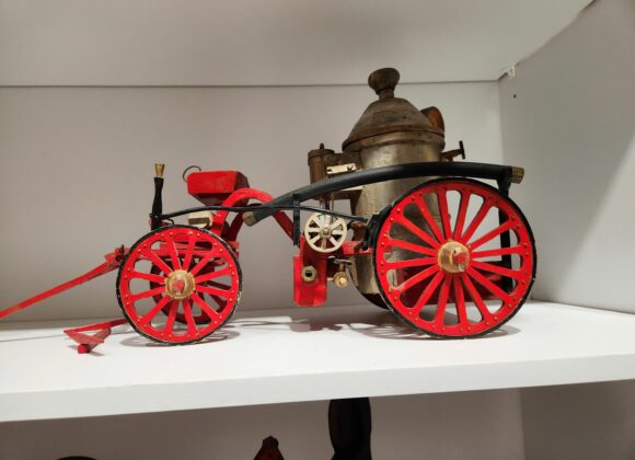 Model Opens Exhibition “Pure Flow”