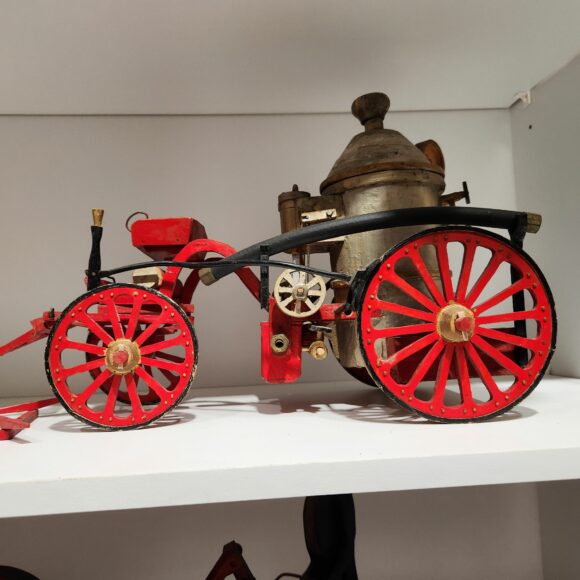 Model Opens Exhibition “Pure Flow”